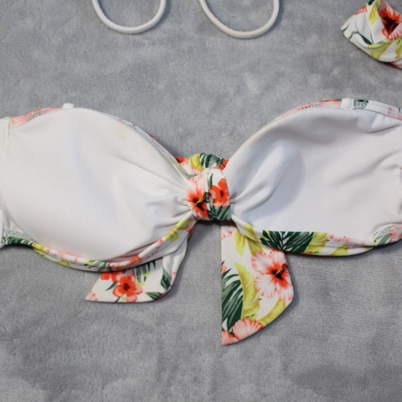 Hollister | Floral Bikini Top Size M - Picture 2 of 5